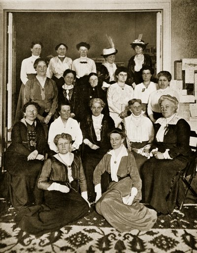 Il raduno internazionale delle lavoratrici per il suffragio femminile (foto seppia) da English Photographer